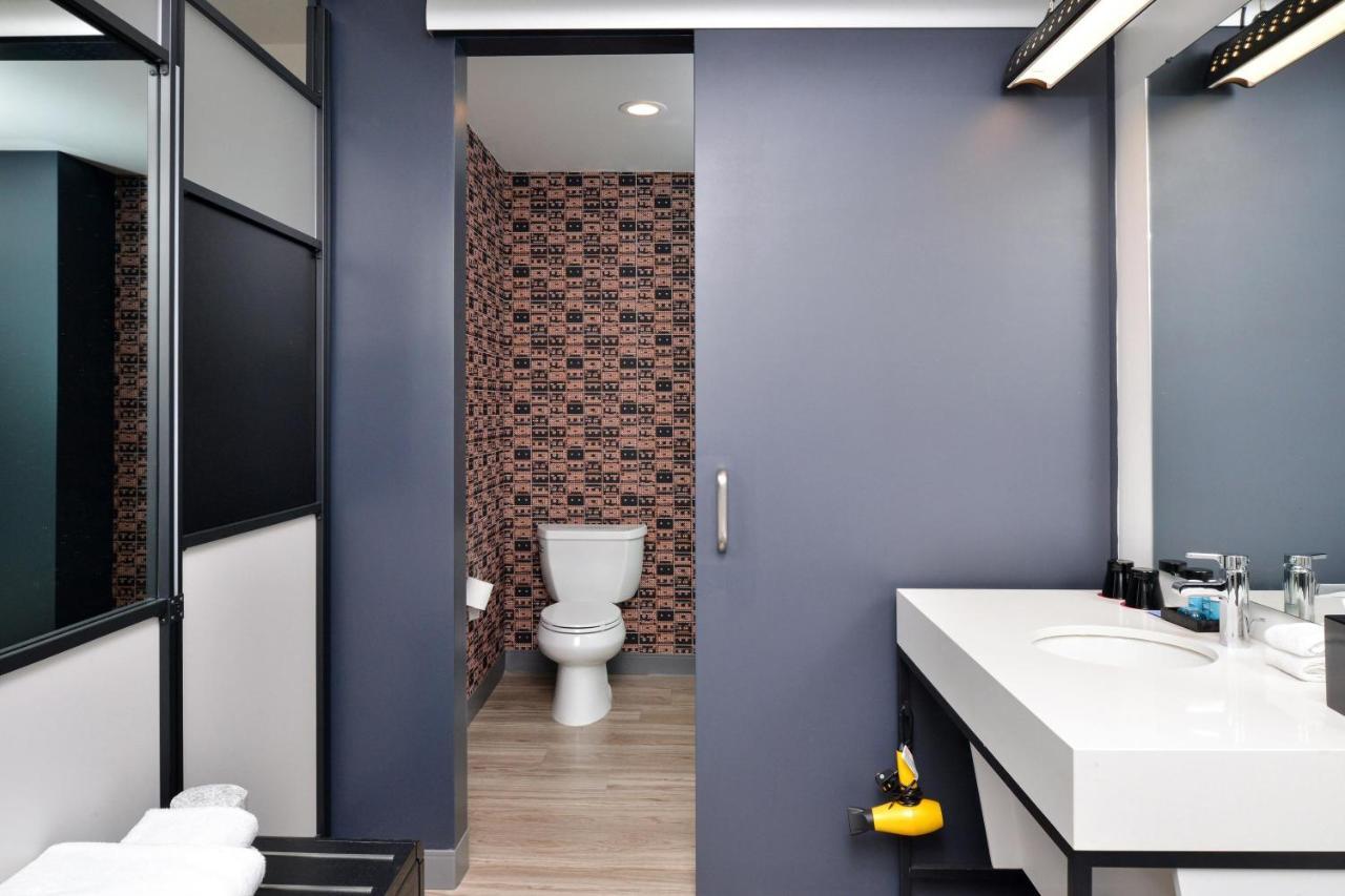 Savvy, Larger Guest room, 1 King,1403030051:JPEG